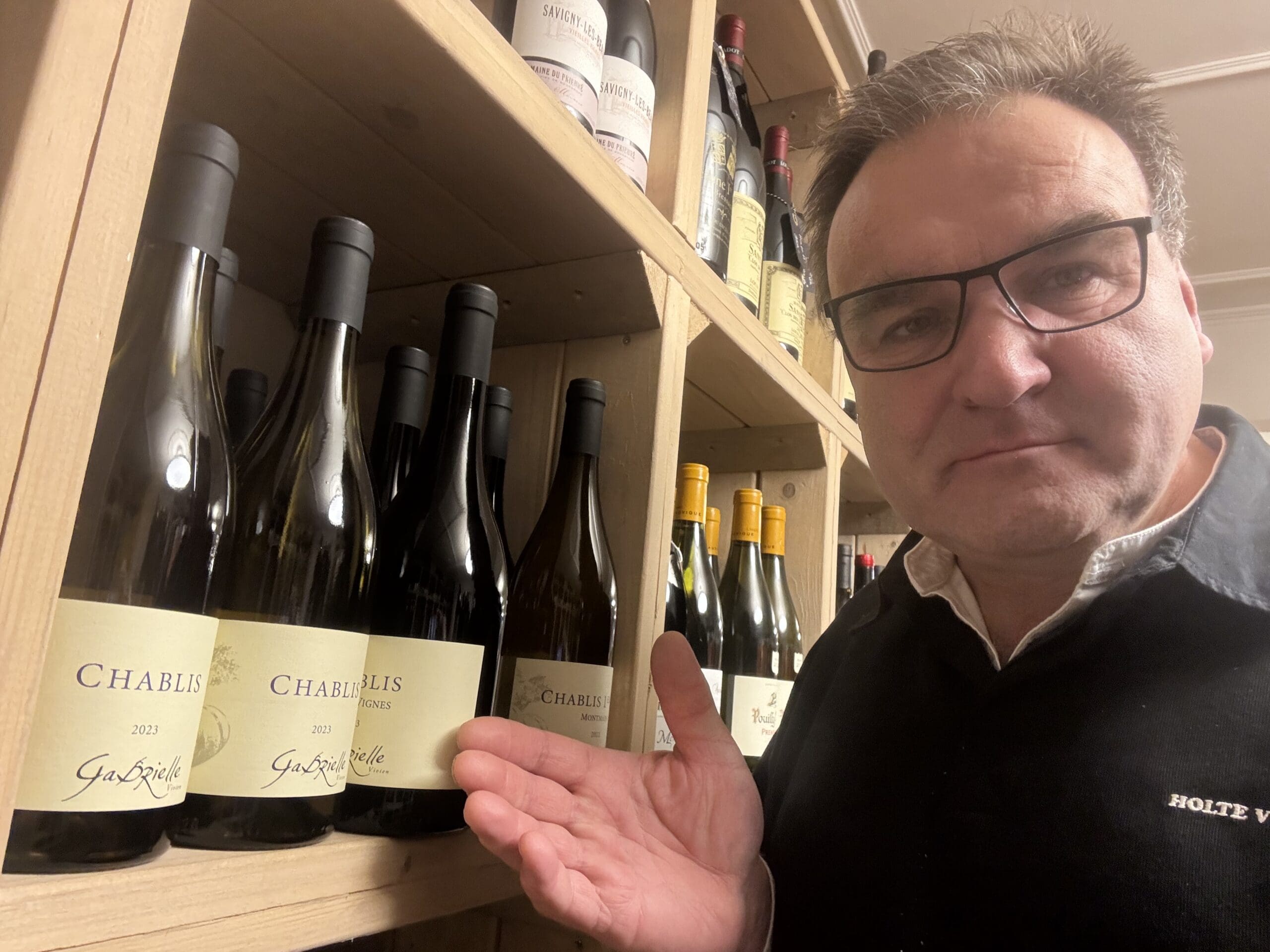 Søren foran Chianti vine, som kan smages til smagning hos Dalum Vin