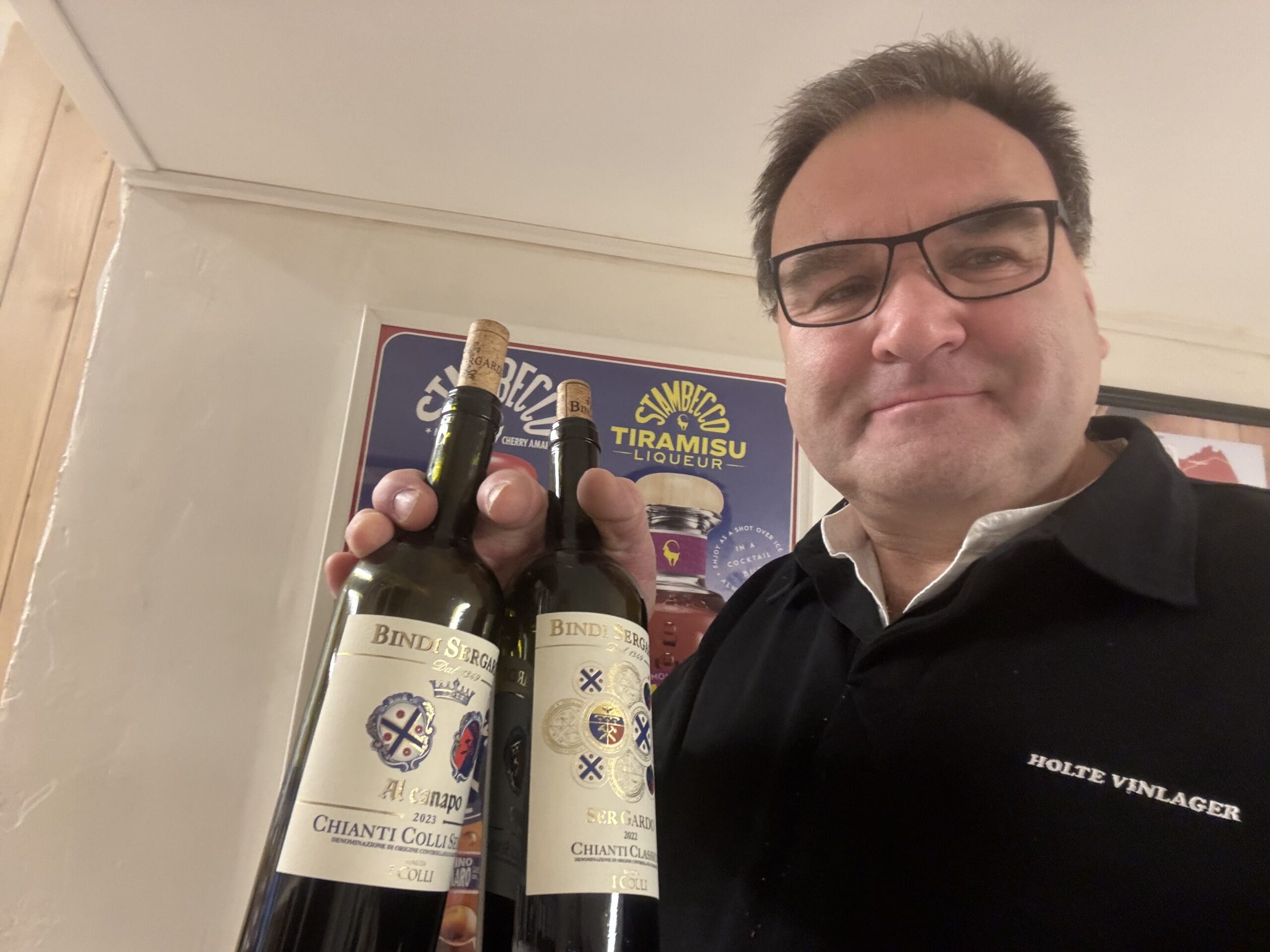 Søren med vin fra Bindi Sergardi, der kan smages til smagning hos Dalum Vin