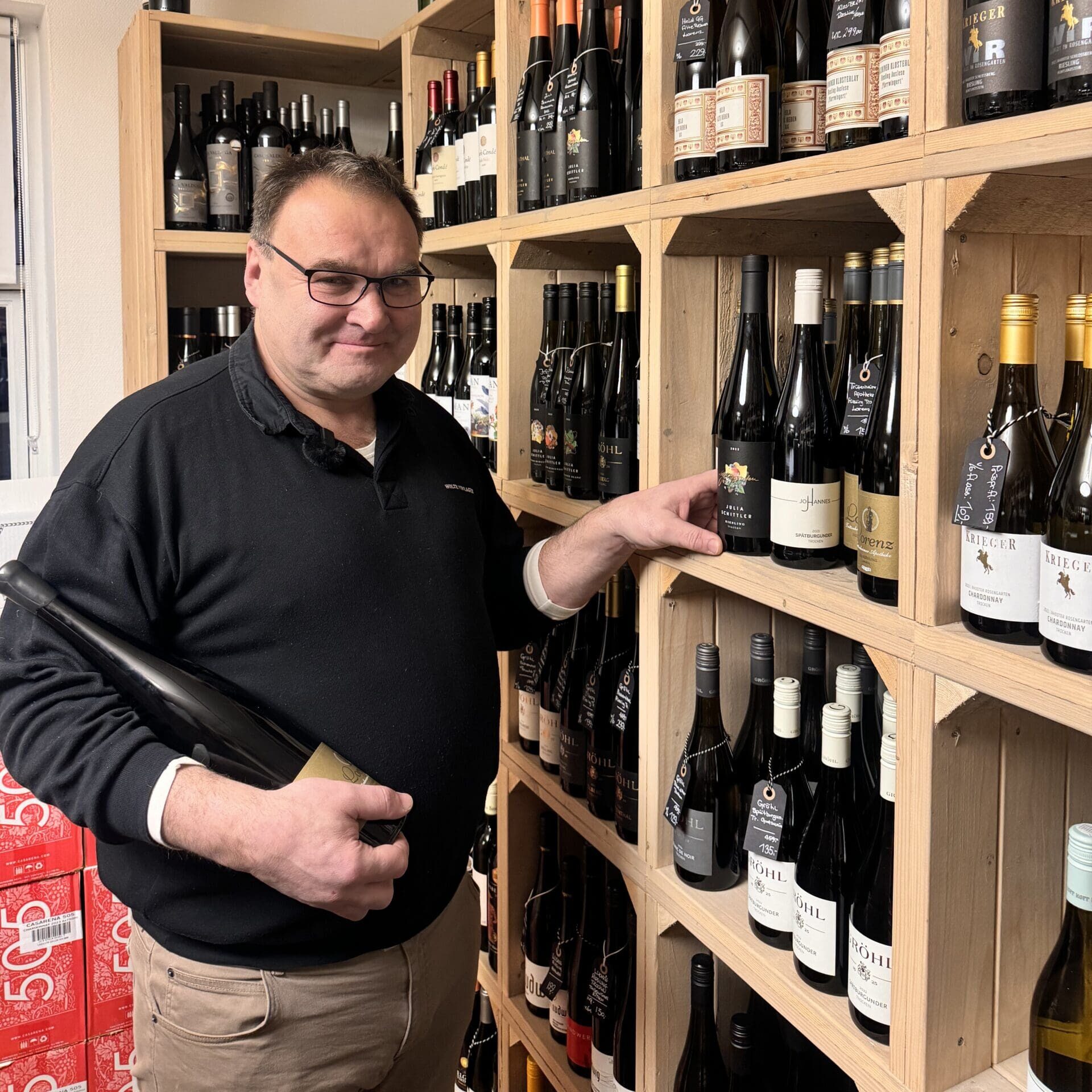 Søren, står med vine som kan smages på til smagning af tyske vine