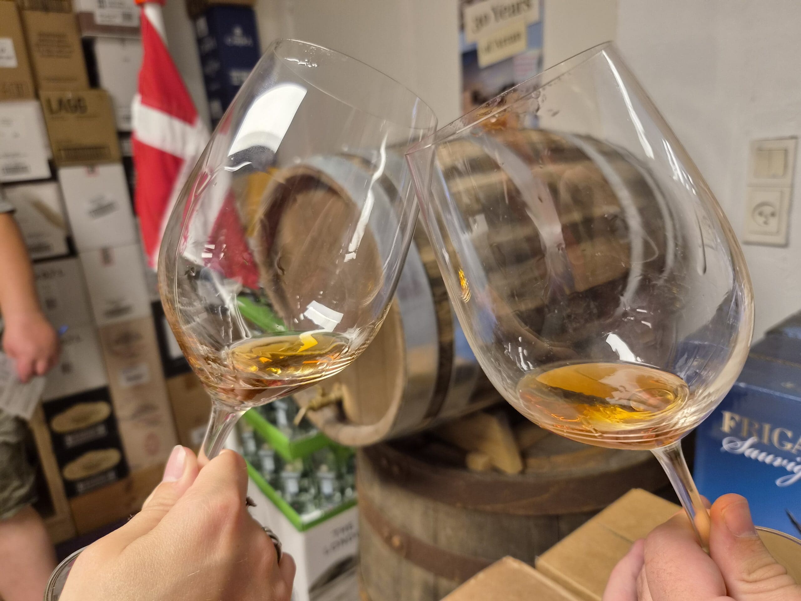 Dalum Vinfestival – 2 personer skåler til smagning